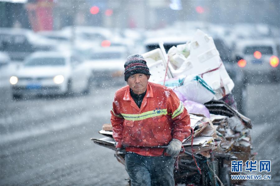 吉林长春：大雪袭城 环卫上阵