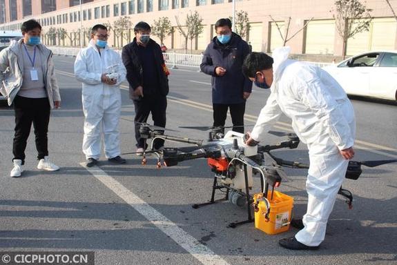 无人机飞手的特殊春节：从防疫消杀员到麦田守护者