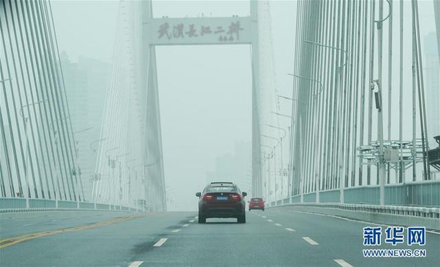 雨衣妹妹：疫情不走，我不走！