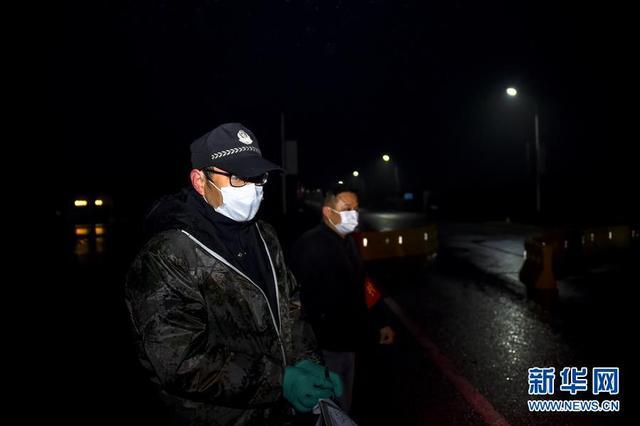 雨夜抗疫人