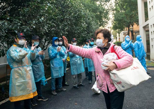 武汉一批新冠病毒肺炎治愈者踏上回家路