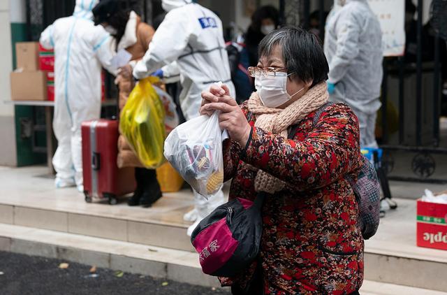 武汉一批新冠病毒肺炎治愈者踏上回家路