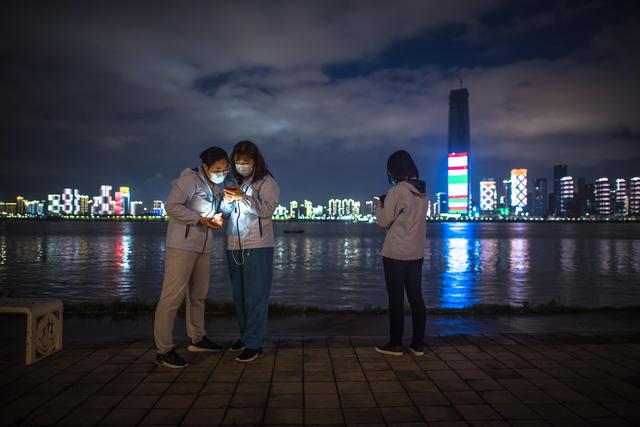 武汉：江滩夜色重现 生活逐步复原