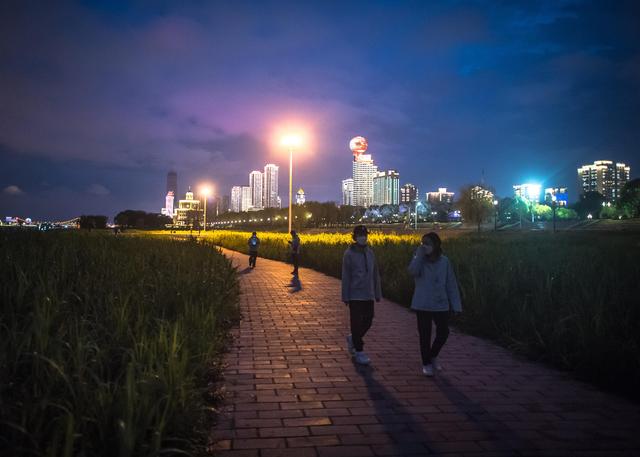 武汉：江滩夜色重现 生活逐步复原