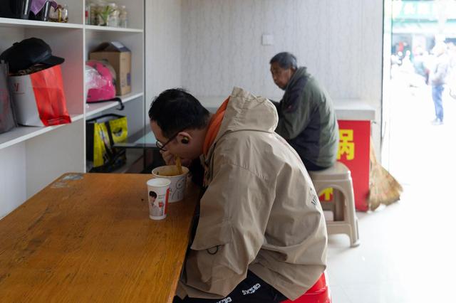 湖北襄阳：餐饮业堂食有序恢复经营