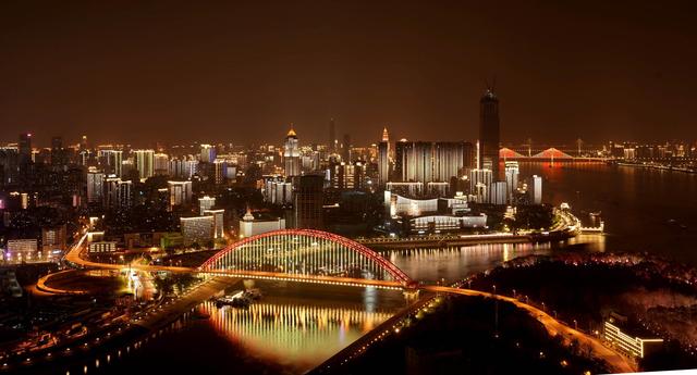 战疫“不夜天” 武汉夜景美