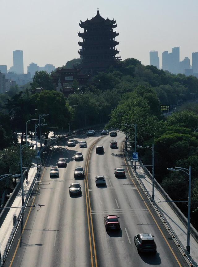 武汉：长江大桥早高峰川流不息