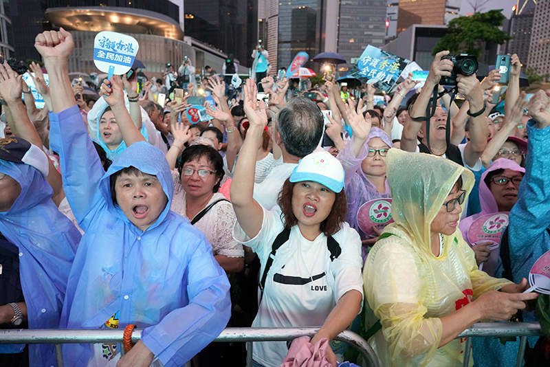 30余万市民参加“守护香港”集会 维护法治 反对暴力