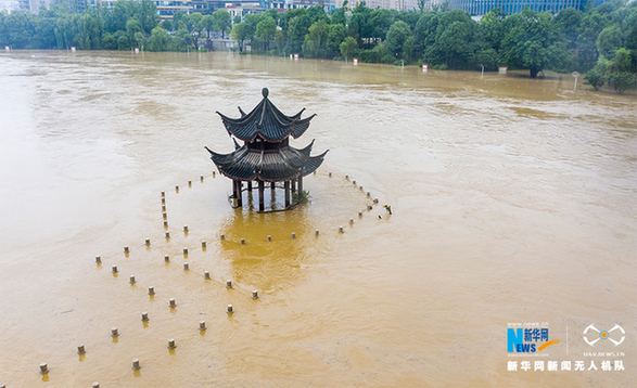 直击：南川暴雨致凤嘴江河水上涨 滨河公园被淹