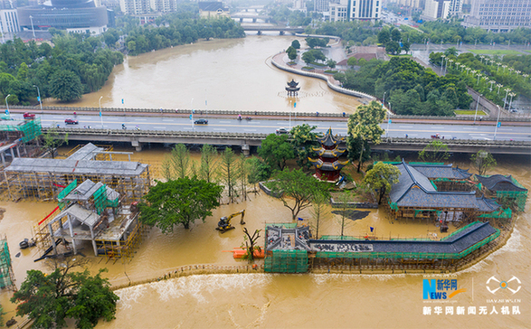 直击：南川暴雨致凤嘴江河水上涨 滨河公园被淹