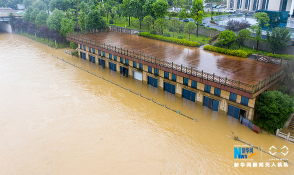 直击：南川暴雨致凤嘴江河水上涨 滨河公园被淹