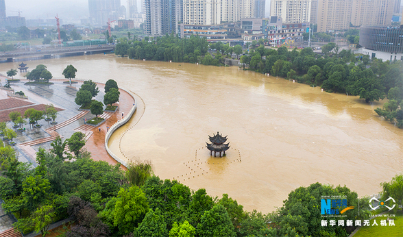 直击：南川暴雨致凤嘴江河水上涨 滨河公园被淹