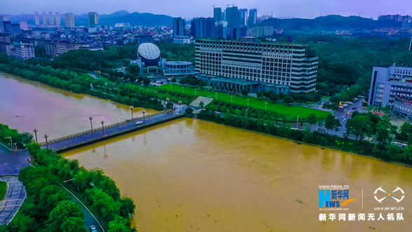 新华鹰现场|湖北咸宁暴雨 多部门紧急救援