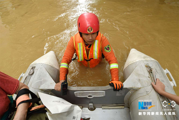 新华鹰现场|湖北咸宁暴雨 多部门紧急救援