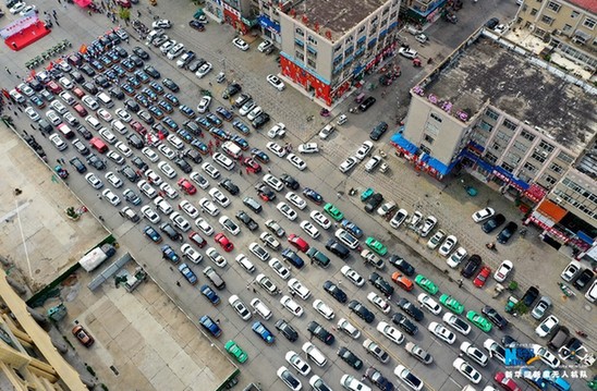 【“飞阅”中国】爱心送考 助力高考