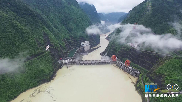 青山巨坝“送”洪峰 航拍重庆最大调峰水电站拦洪削峰