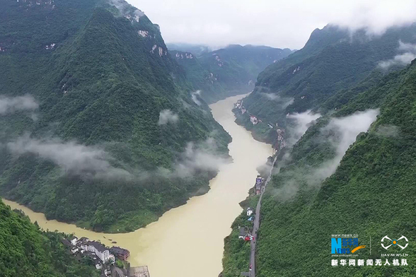 青山巨坝“送”洪峰 航拍重庆最大调峰水电站拦洪削峰