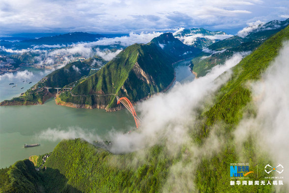 【“飞阅”中国】航拍雨后三峡云雾奇观：青山如黛，云雾如烟