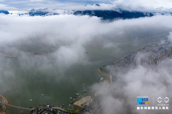 【“飞阅”中国】航拍雨后三峡云雾奇观：青山如黛，云雾如烟