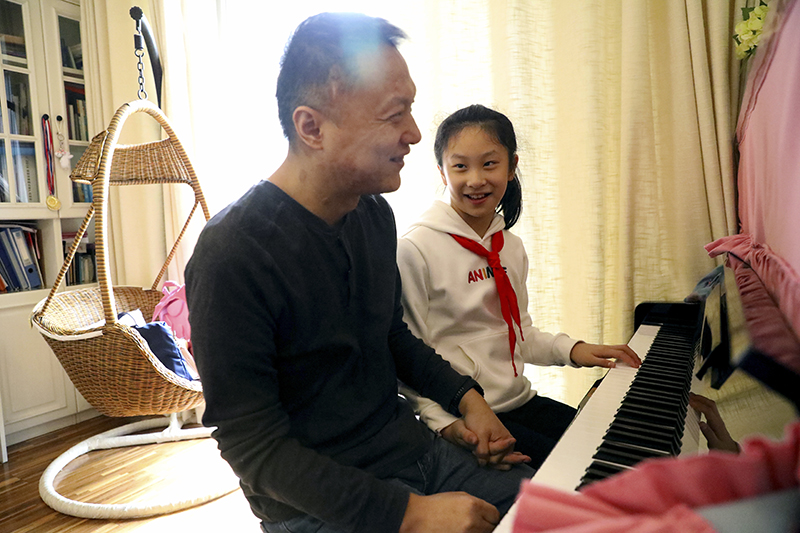 Blushing with health, doctor says thanks “黑脸医生”艰难重生记