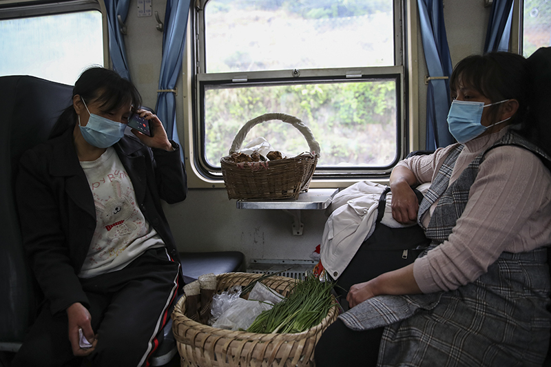 贵州山区“带货慢火车”重现繁忙