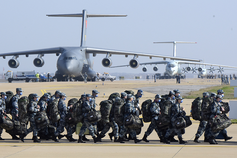 空地联运 军队又一批1200名医护人员抵达武汉