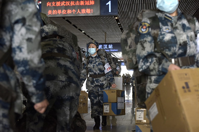 空地联运 军队又一批1200名医护人员抵达武汉