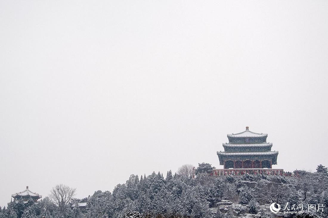 2月13日，景山公园银装素裹，如诗如画。人民网翁奇羽摄