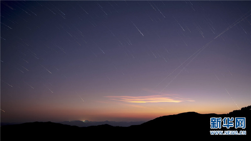 满船清梦压星河 赏云南抚仙湖壮美星轨