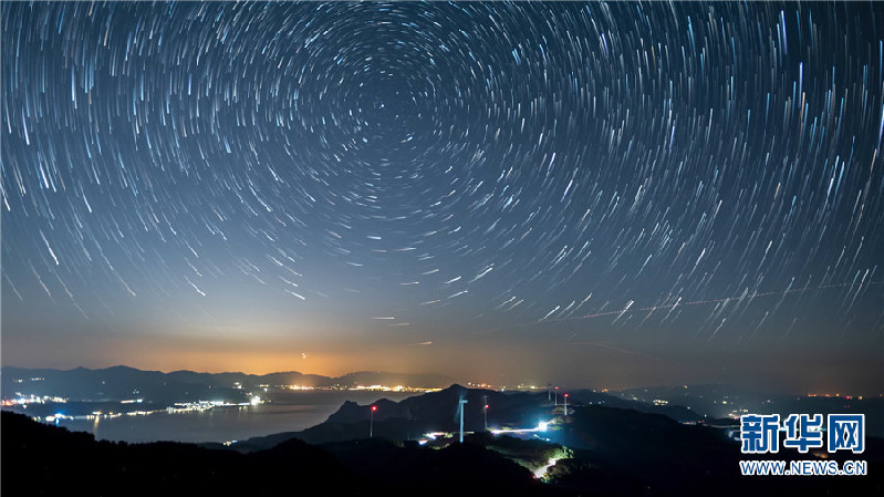 满船清梦压星河 赏云南抚仙湖壮美星轨