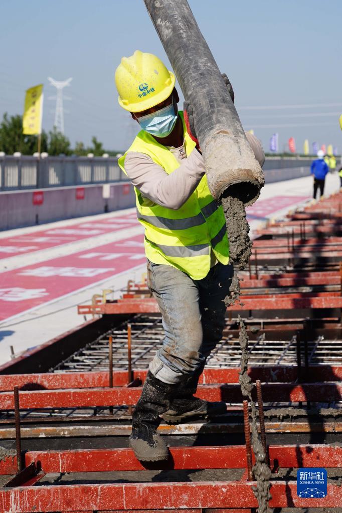 防控建设“双统筹” 济郑高铁无砟轨道施工开始