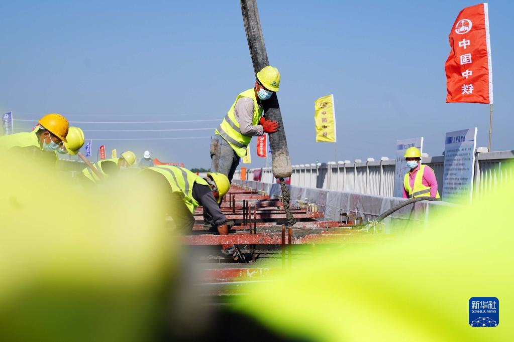 防控建设“双统筹” 济郑高铁无砟轨道施工开始