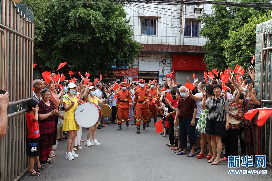 重庆市民欢送云南救火英雄