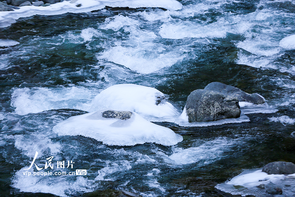 新疆呼图壁：雪后山河 壮美如画