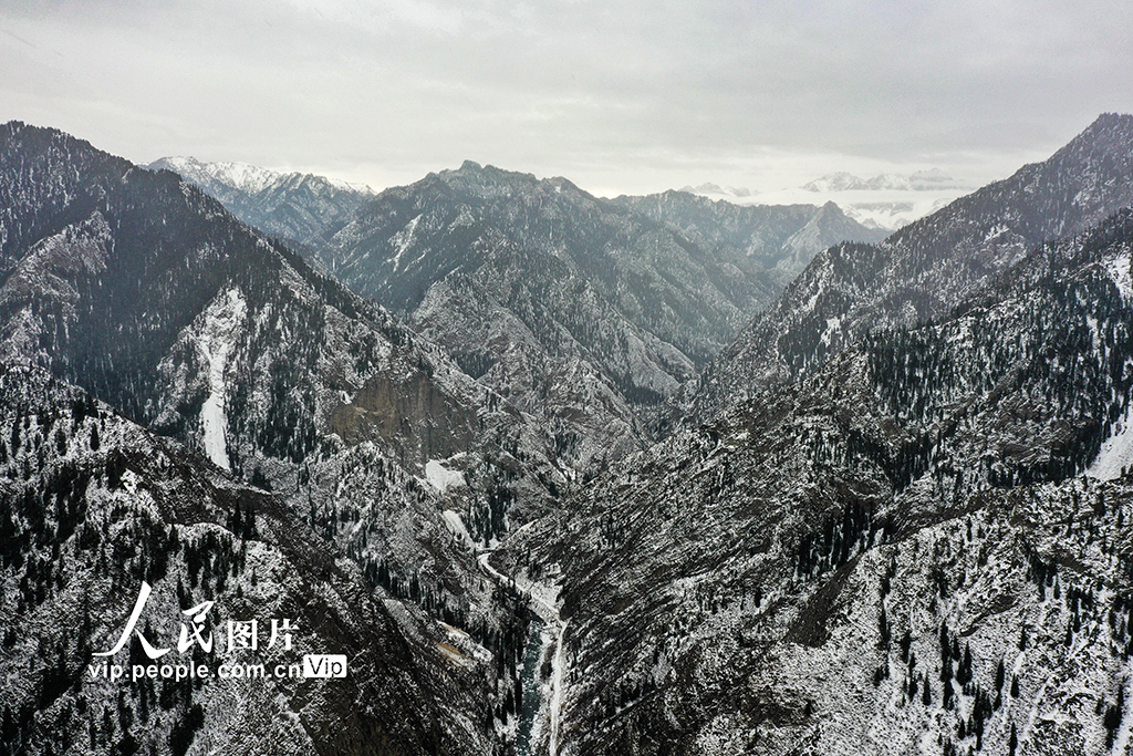 新疆呼图壁：雪后山河 壮美如画