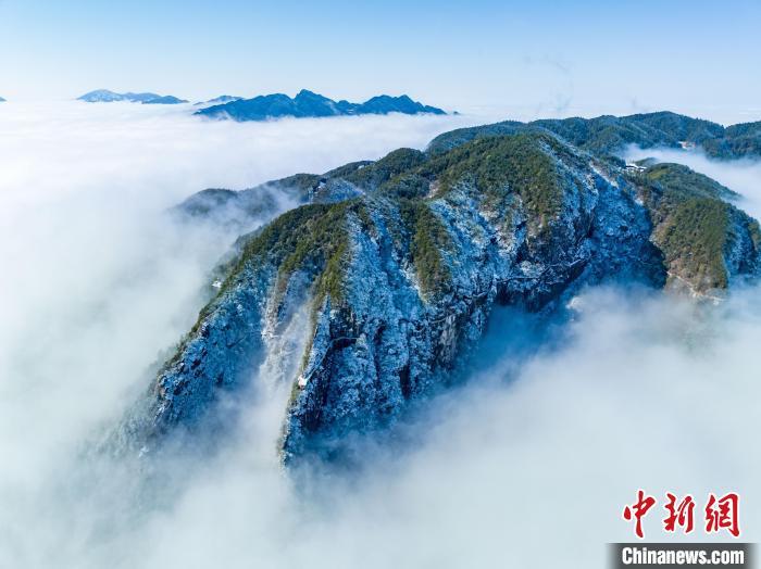 航拍江西明月山雪后银装素裹云雾缭绕 风景壮美如画