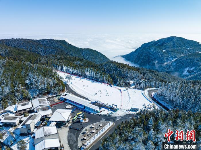 航拍江西明月山雪后银装素裹云雾缭绕 风景壮美如画