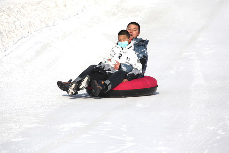 内蒙古赤峰：滑冰戏雪过大年