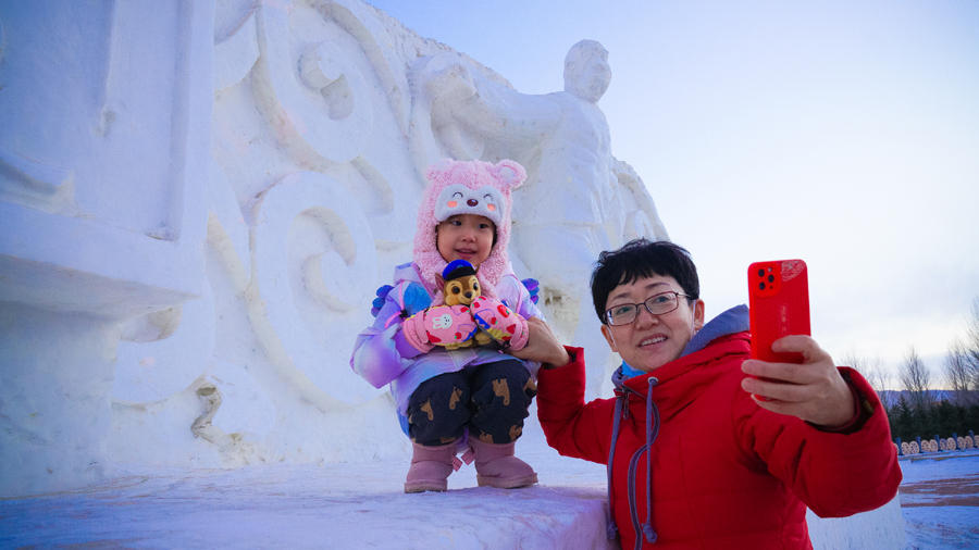 内蒙古西乌旗：亮化迎新春 小镇年味浓