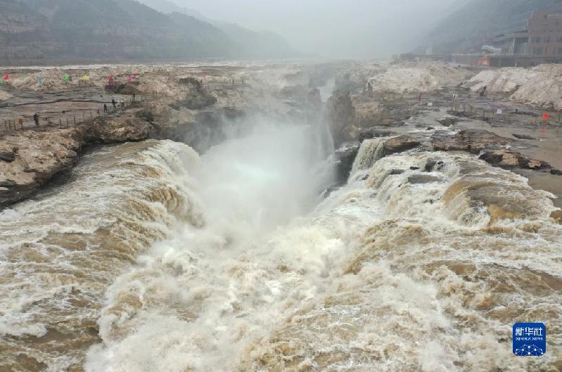 黄河壶口瀑布开河迎客