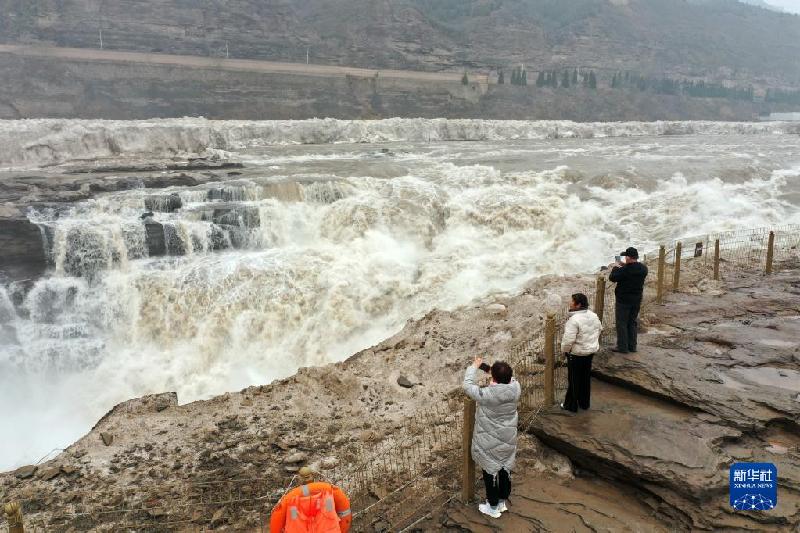 黄河壶口瀑布开河迎客