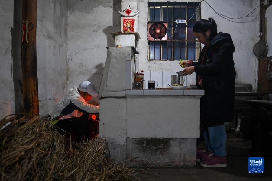 这位父亲，推着儿子跑过56个马拉松