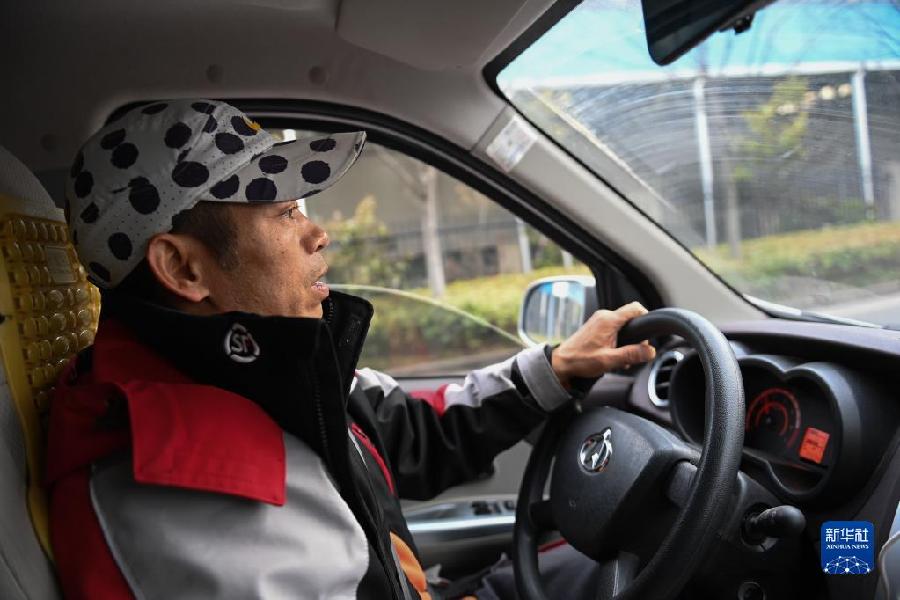 这位父亲，推着儿子跑过56个马拉松