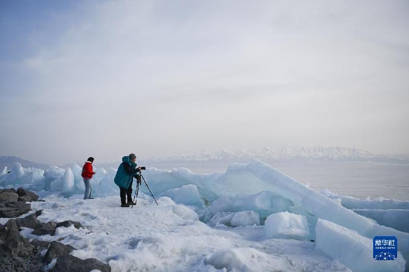 国道之行 从雪山奔向大海丨在赛里木湖邂逅蓝色“眼泪”