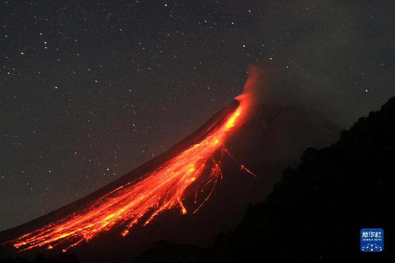 星空下的火山