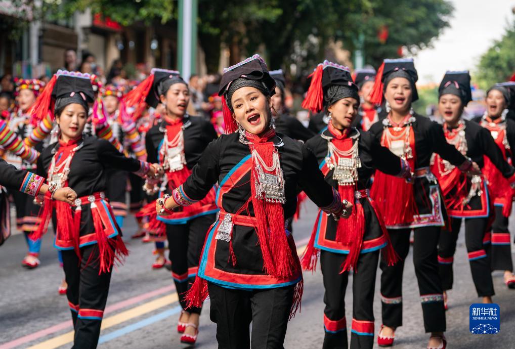 云南绿春：长街古宴迎来客