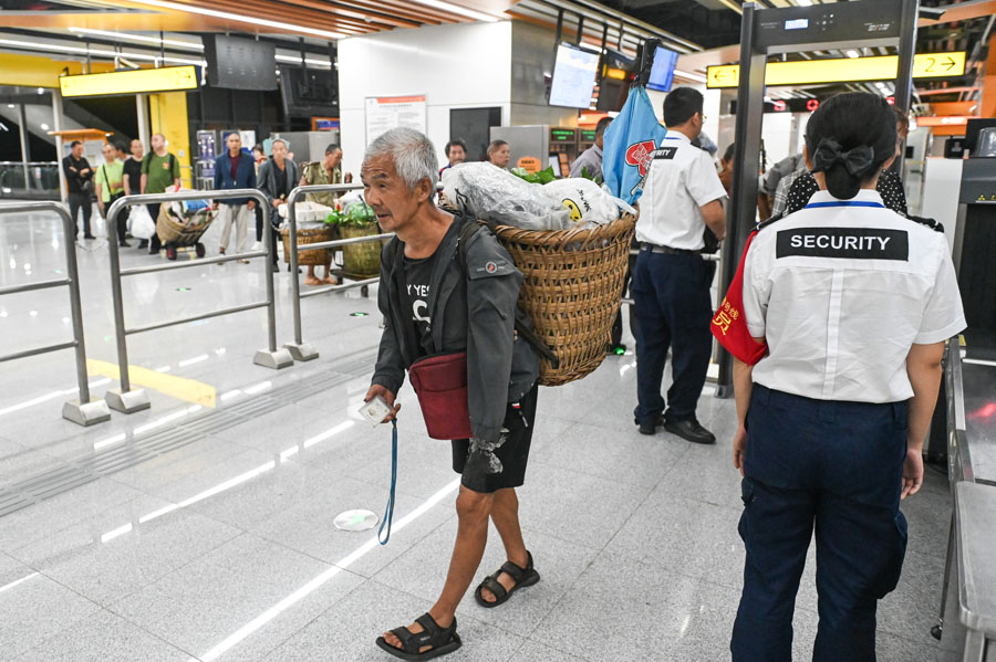 重庆：地铁“背篓专线”方便民众