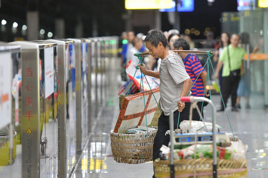 重庆：地铁“背篓专线”方便民众