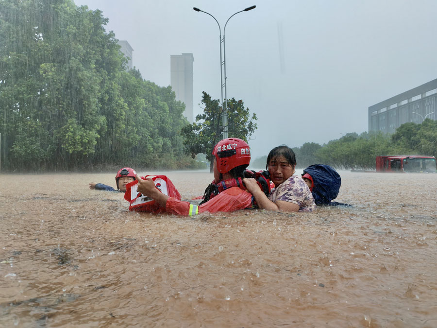 暴雨中转移群众