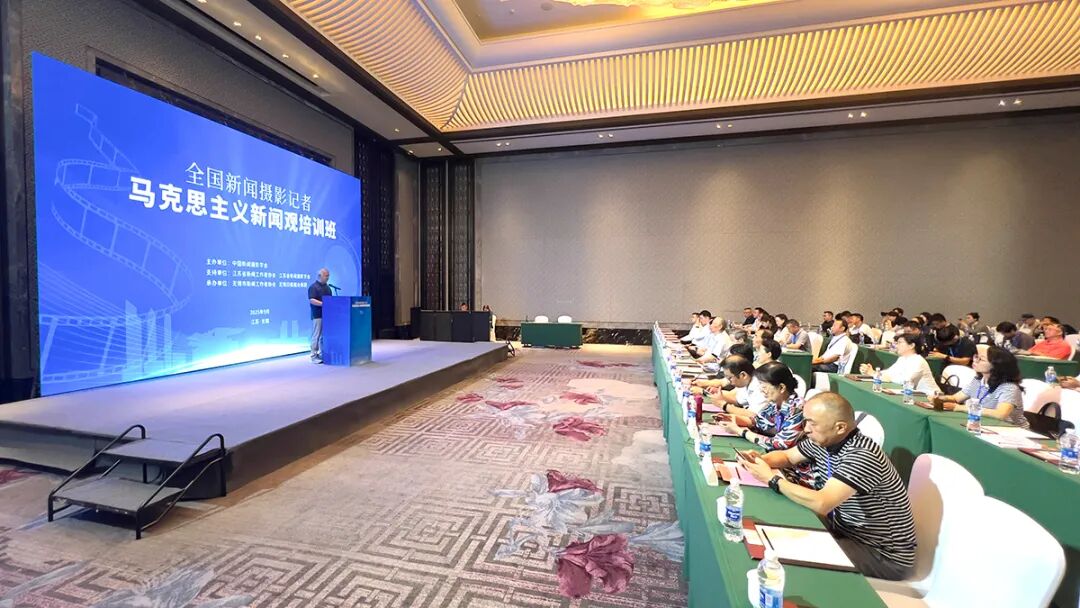 用“理论强基+案例研讨+实践淬炼”强“四力”